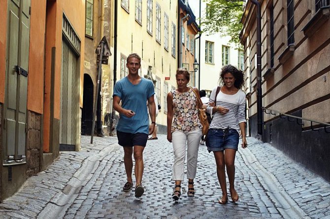 Old Town Tour of Stockholm - Gamla Stan Orientation: Starting Under the Chestnut Tree