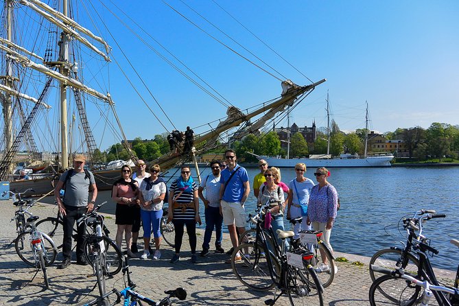 Stockholm at a Glance Bike Tour - Gamla Stan on two wheels: medieval squares without the treadmill effect