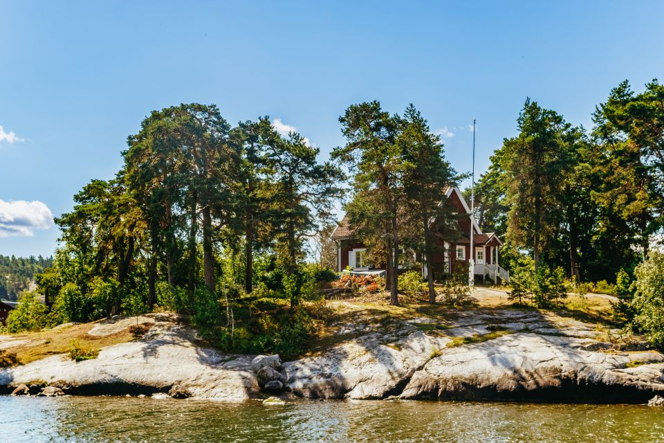 Stockholm: City Archipelago Sightseeing Cruise with Guide - The live guide experience: the story makes the islands make sense