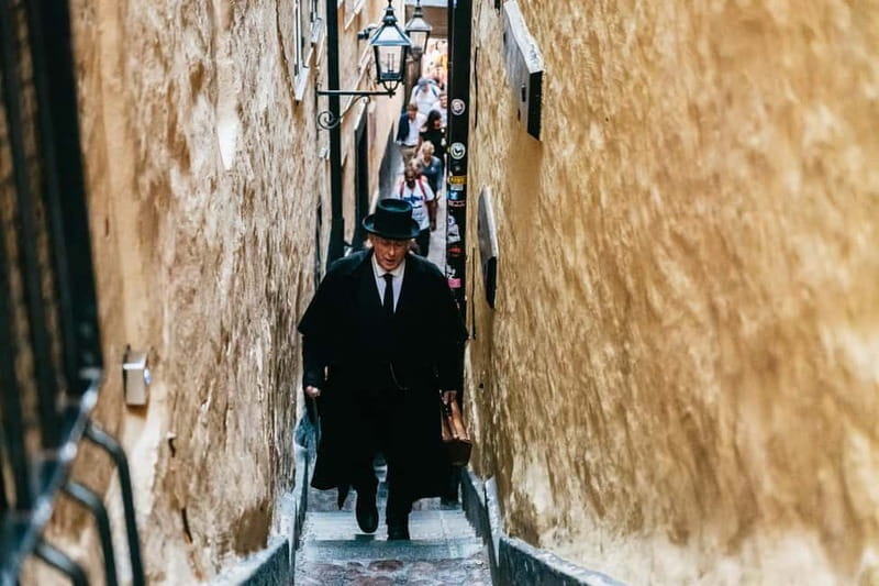 Stockholm: Ghost Walk and Historical Tour - The guides: why storytelling performance matters here