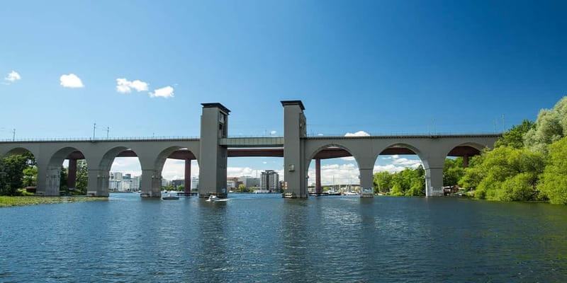 Stockholm: Highlights Boat Tour - Audio guide reality check: headphones, QR codes, and pacing