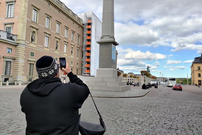 Stockholm Must See - Old Town, boat + Vasa Museum 3h small group - Slottsbacken Obelisk to the first big story: Gustav III’s dramatic end
