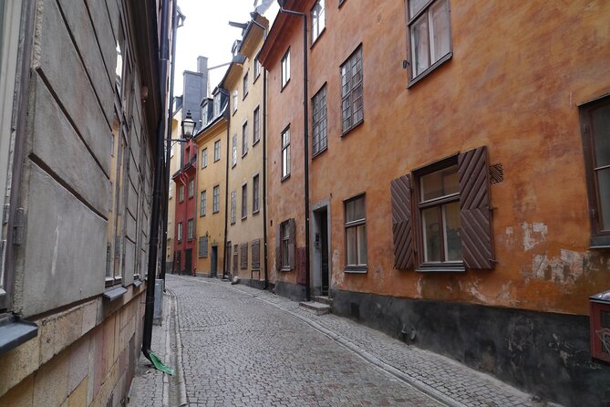 Stockholm Must See - Old Town, boat + Vasa Museum 3h small group - Harbor promenade to Djurgården: ferry views and medieval battle talk