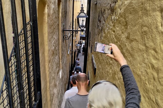Stockholm Must See - Old Town, boat + Vasa Museum 3h small group - Gamla Stan power stops: Royal Palace views and Stortorget’s Bloodbath