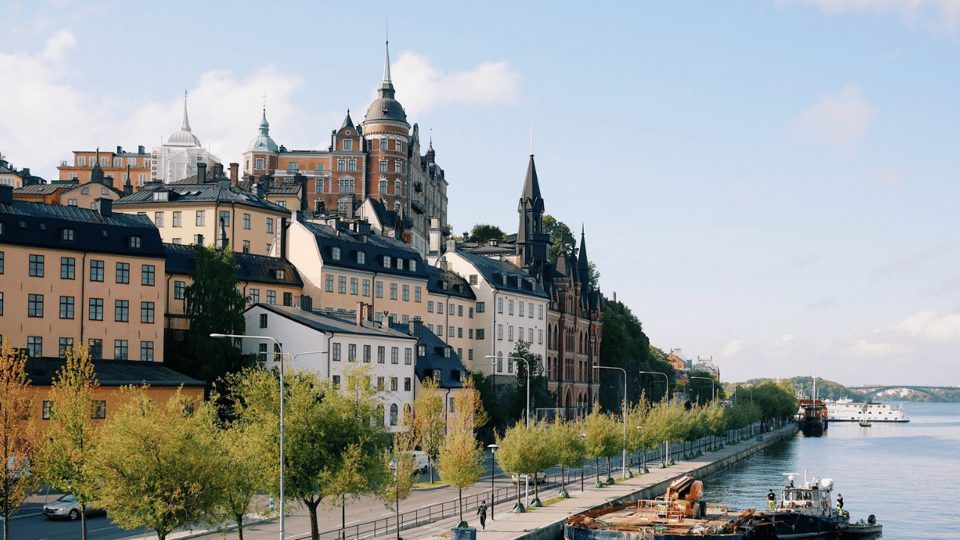 Stockholm: Old Town Walking Tour, stories and secrets - Royal Palace and Stockholm Cathedral: big photo moments, with points worth noticing